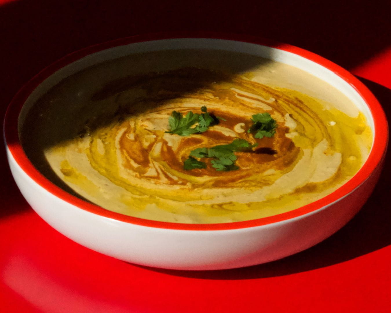 Cremiger Curry Hummus, gewürzt mit Karma Food Curry Paste