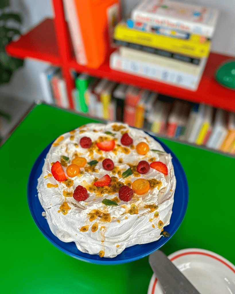 Chai Pavlova mit frischen Beeren – Karma Food Chai Pavlova mit frischen Beeren – Karma Food