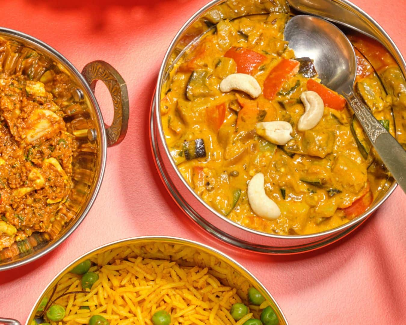 Veganes Korma Melanzani Curry mit Aubergine und cremiger Sauce, zubereitet mit Karma Food Korma Paste