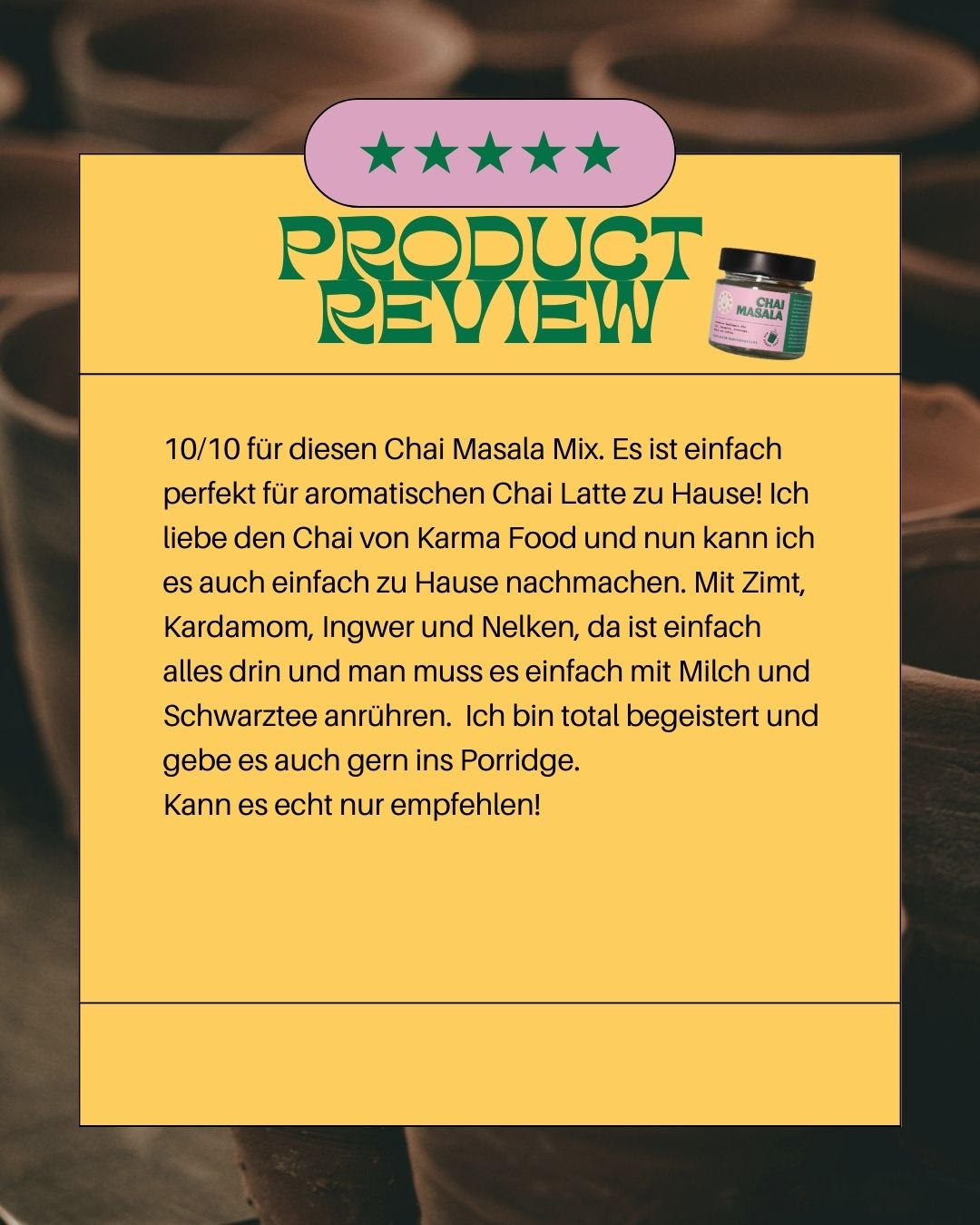 Fünf-Sterne-Bewertung für eine Chai Masala Gewürzmischung von Karma Food. Der Text lobt den aromatischen Geschmack mit Zimt, Kardamom, Ingwer und Nelken und empfiehlt das Produkt für Chai Latte und Porridge. Im Hintergrund unscharfe Tassen