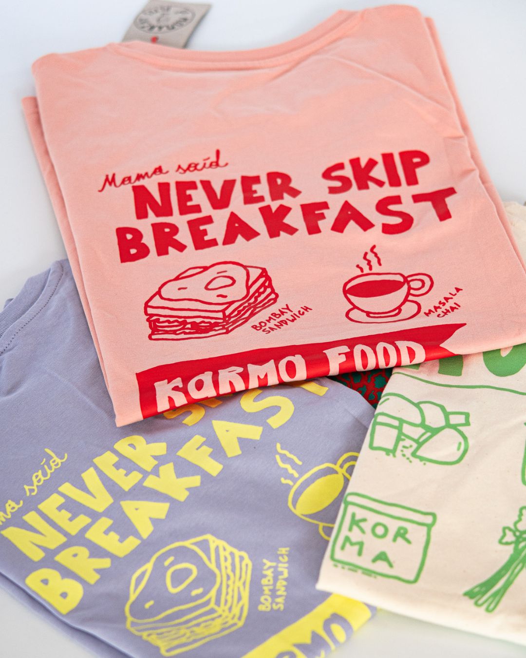 Karma Food T-Shirt Kollektion – faire Streetwear mit Korma Curry & Never skip Breakfast Print in frischen Farben