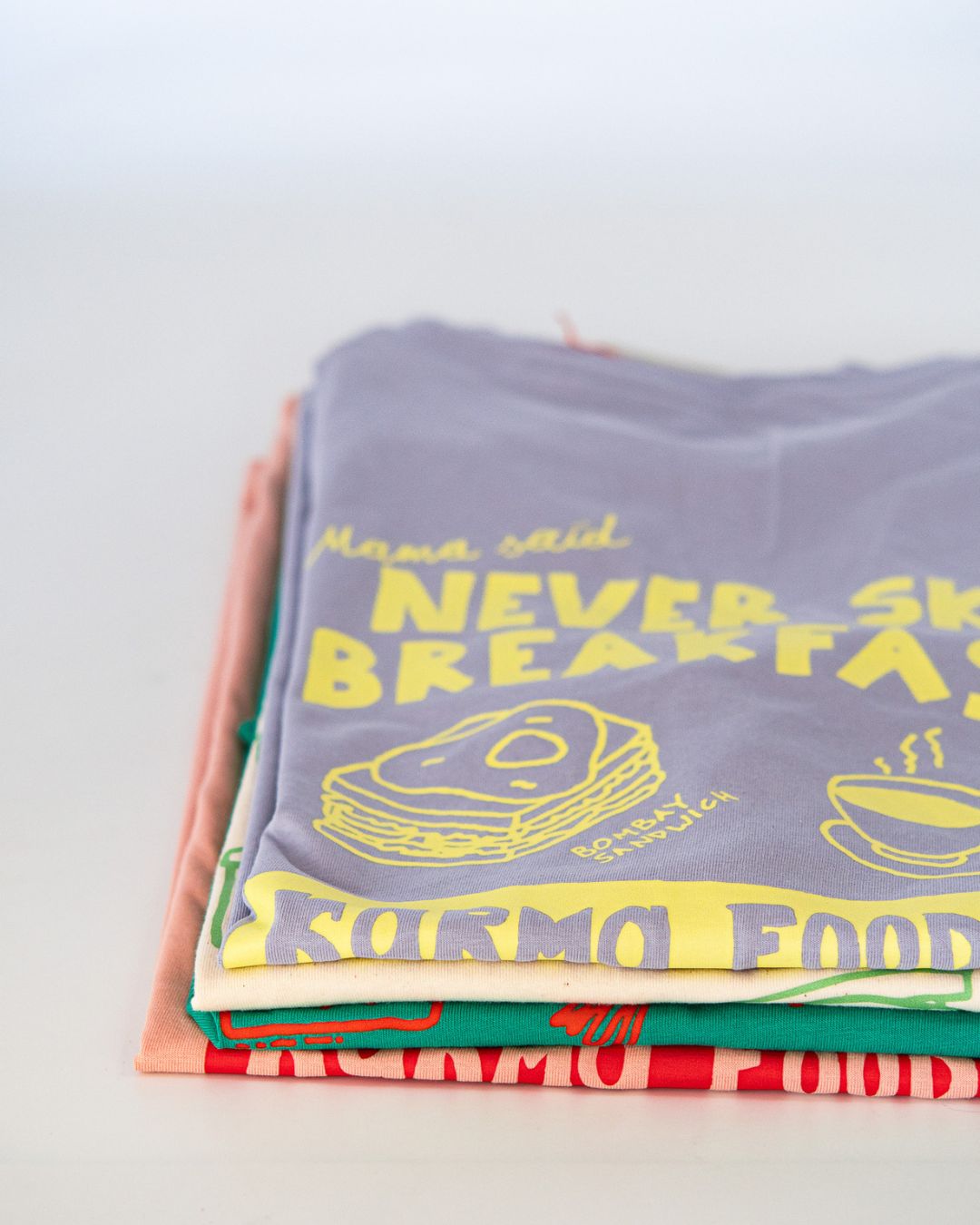 Karma Food Shirt in Lila mit gelbem Never Skip Breakfast Print – Foodie Message trifft nachhaltige Outfits