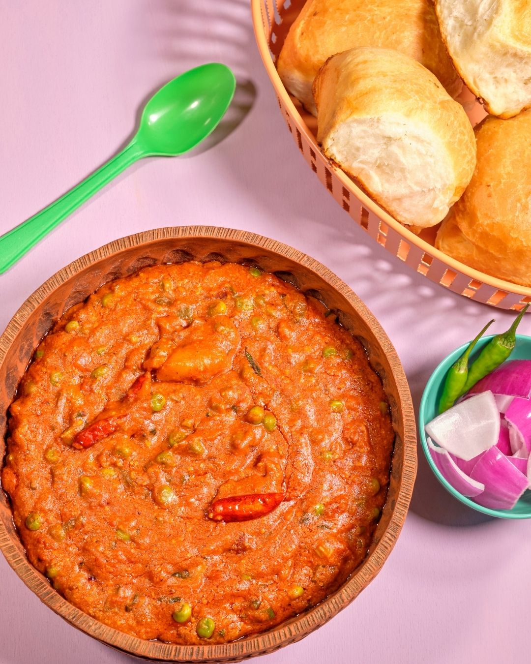 aromatisches-indisches-curry-mit-broetchen-und-zwiebeln