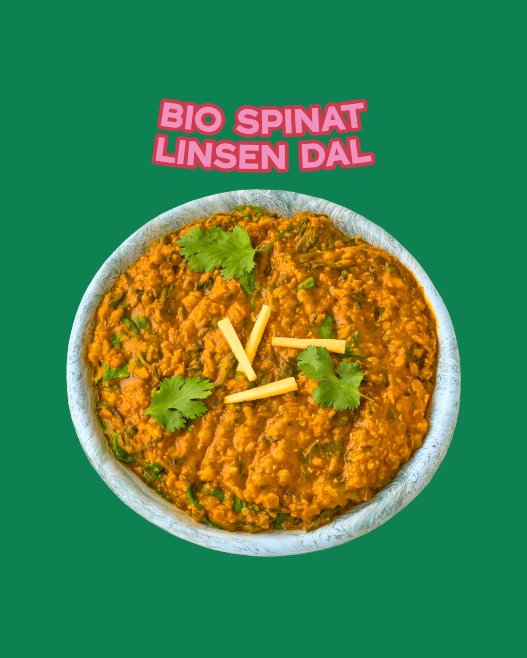 Serviertes Bio Spinat Linsen Dal von Karma Food, dekoriert mit Koriander und Ingwerstreifen auf grünem Hintergrund