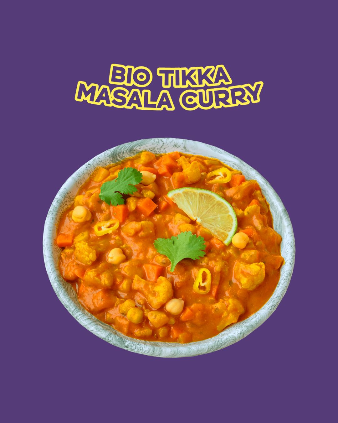 Serviertes Bio Tikka Masala Curry von Karma Food, garniert mit Koriander und Limette auf violettem Hintergrund.