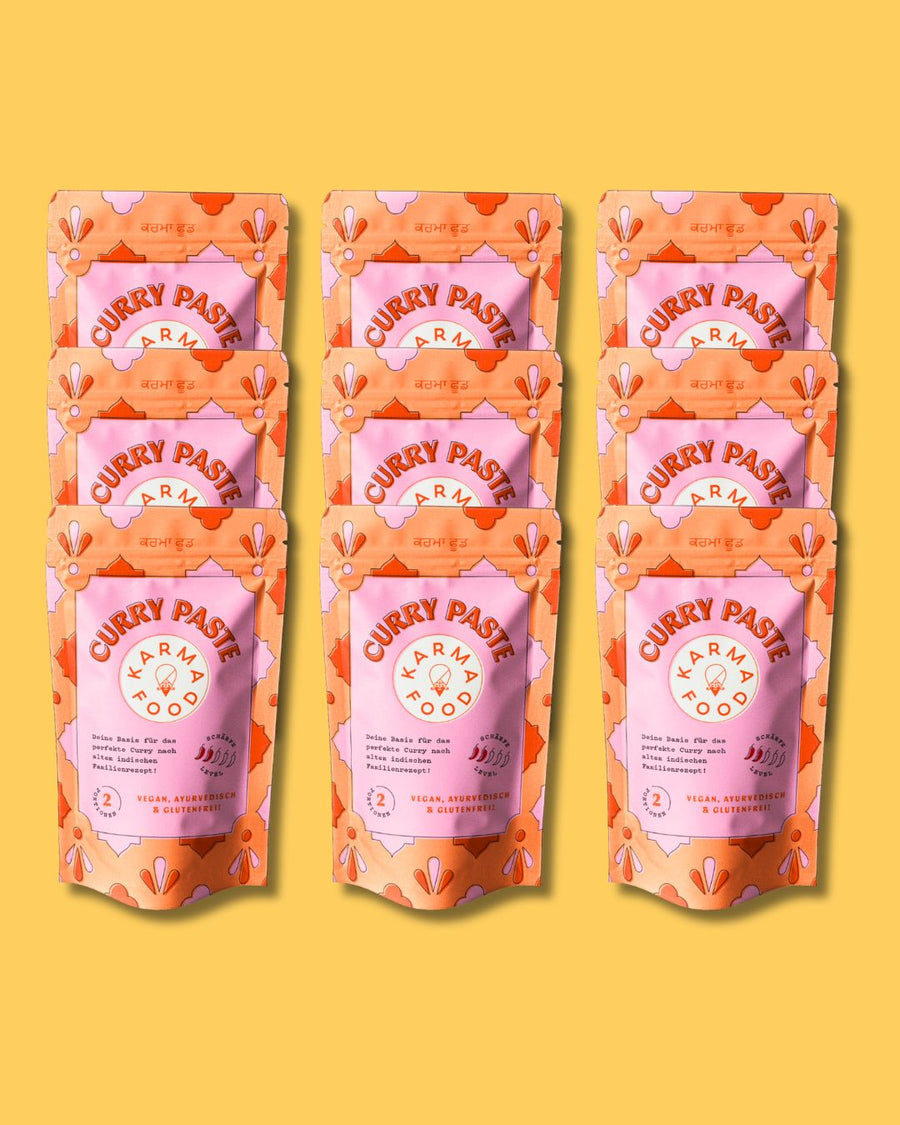 Curry Paste von Karma Food in rosa-orangener Verpackung, vegane und glutenfreie ayurvedische Würzpaste für Currygerichte