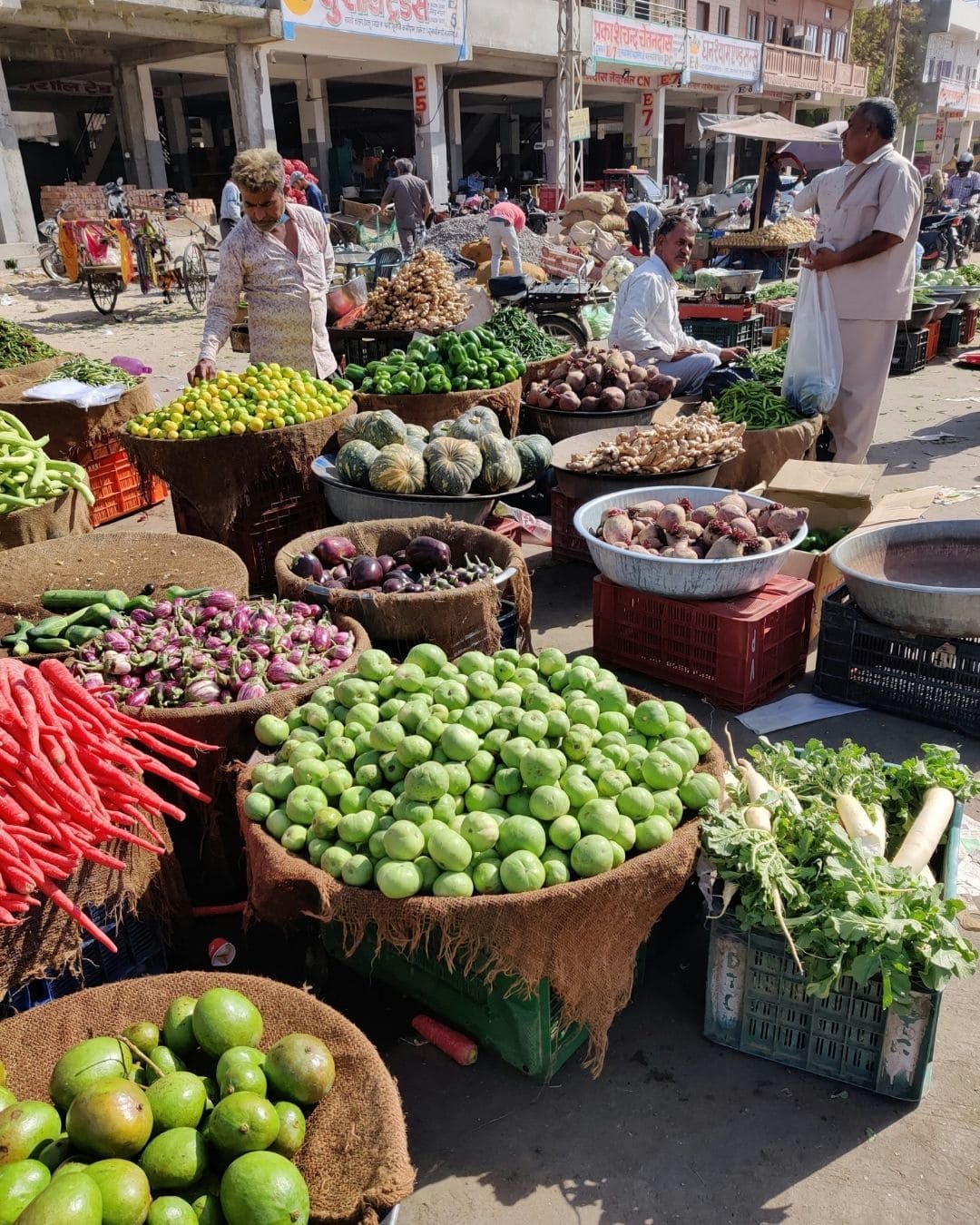 Vielfältiger Gemüsemarkt in Indien mit frischem regionalem Gemüse und Marktbesuchern