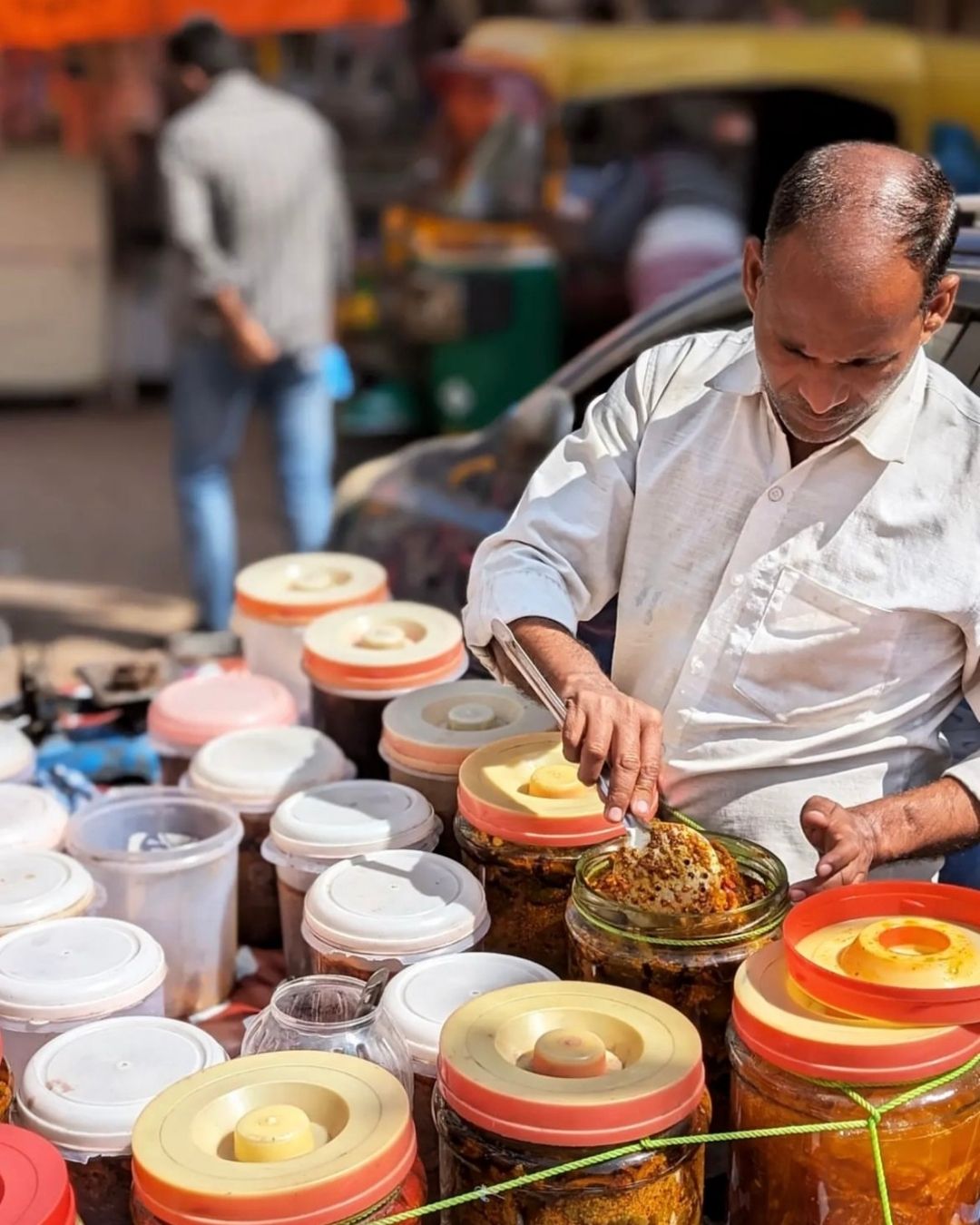 Straßenverkäufer auf indischem Markt mit traditionellen Pickles – Inspiration für Zitronen Achar mit fermentierten Zitronen