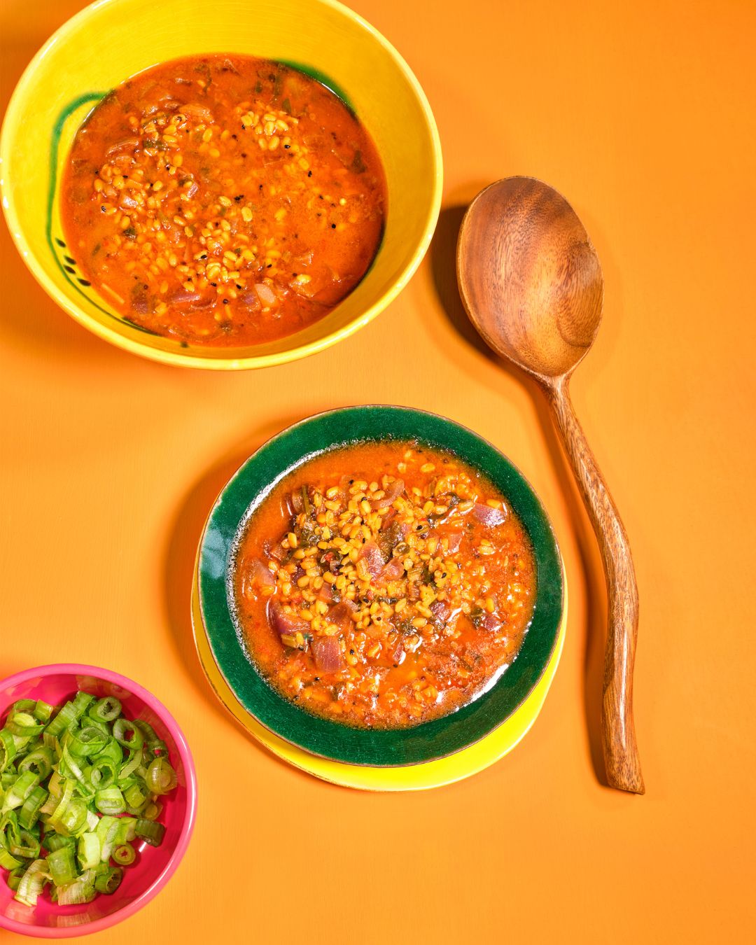 Glas Dal Masala Gewürzmischung auf gelbem Hintergrund, ideal für authentische indische Dalgerichte, Stews und Lieblingsrezepte