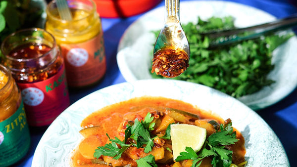 Karma Food Curry Buffet Catering Setting mit Toppings Mango Chili Hot Sauce, Kashmiri Chili Crisp und Zitronen Achar