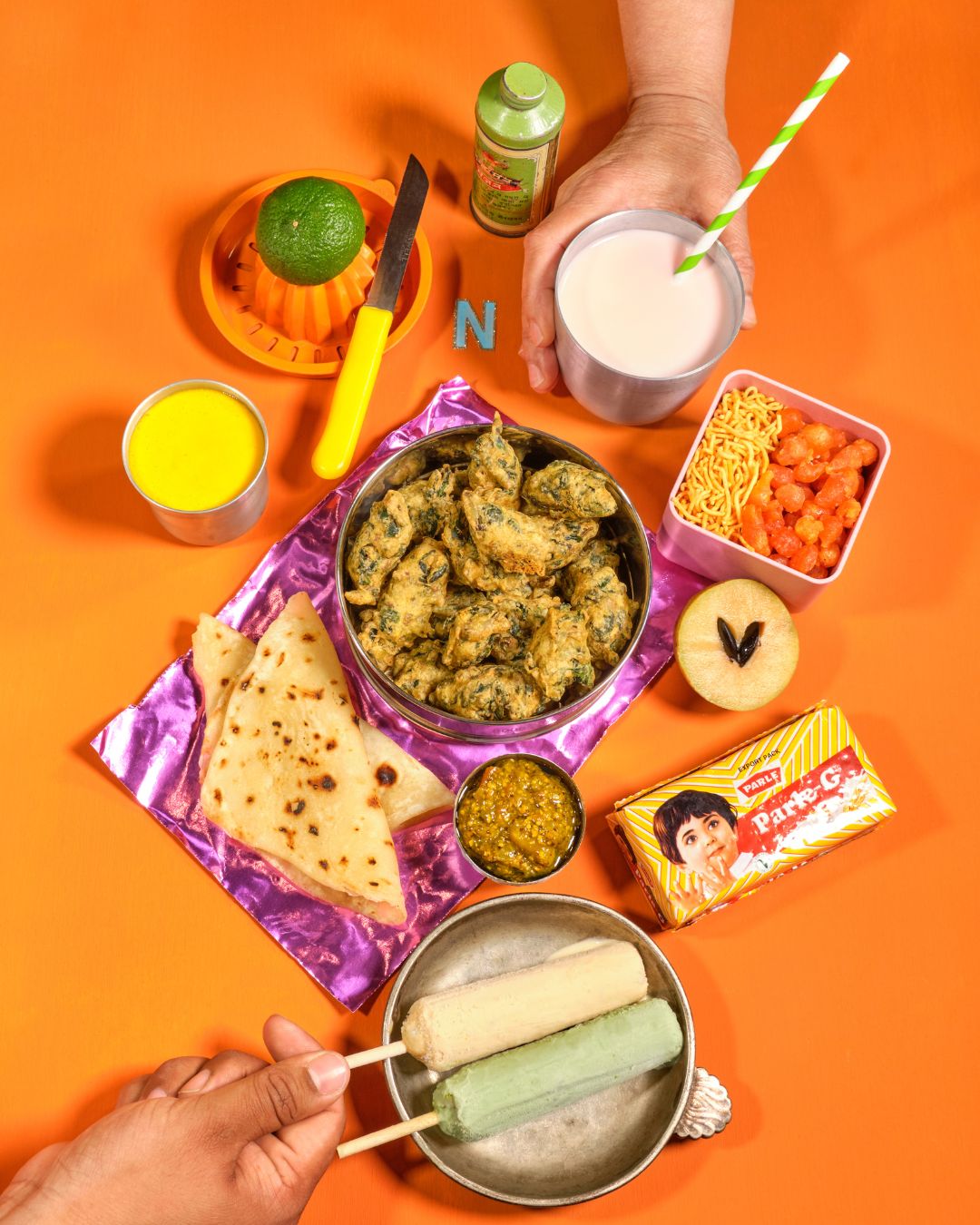 Streetfood aus Nordindien – Pakora, Chutney, Chapati, Lassi und Kulfi-Eis am Stiel als typisches Delhi-Essen aus dem Kochbuch Karma Food Currys – eine kulinarische Reise durch Indien