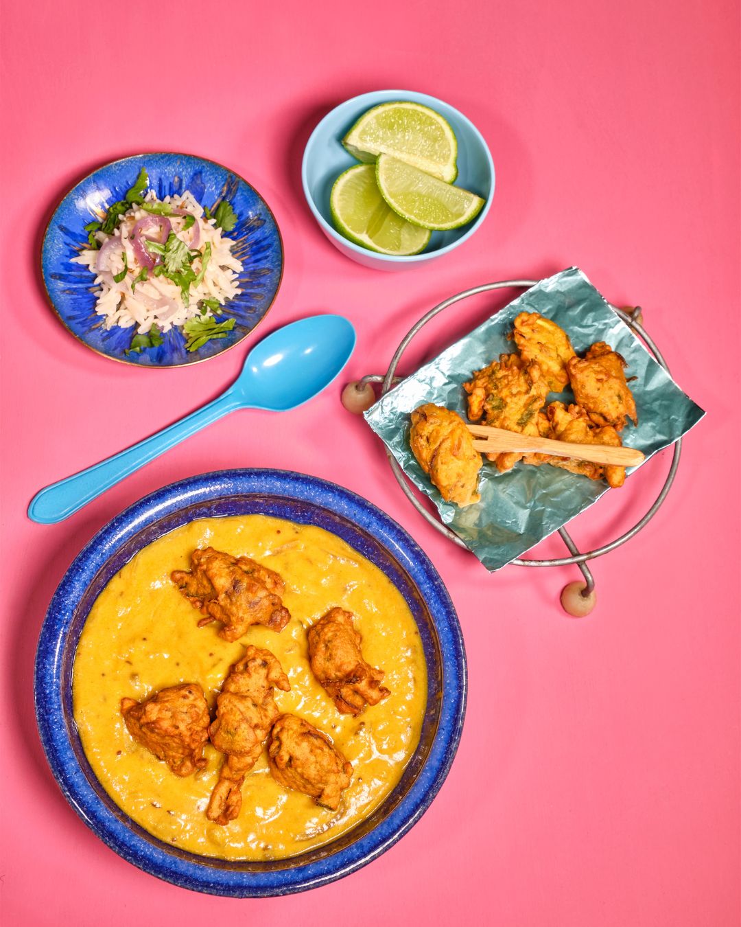 Kadhi Pakora mit Joghurt Curry Paste, frittierten Pakoras, Reis und Limette – traditionelles Gericht aus Ostindien, inspiriert von Karma Food Currys – eine kulinarische Reise durch Indien