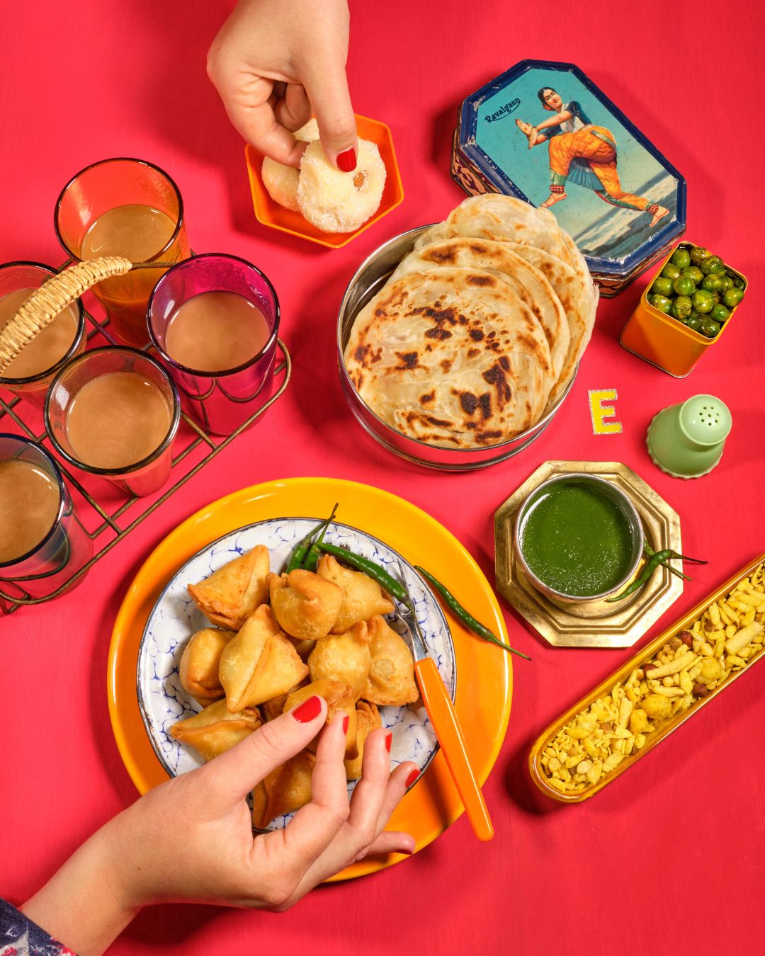 Tee, Samosas, Paratha und grüne Chutneys – typische Streetfood-Vielfalt aus Kolkata, inspiriert von Karma Food Currys – eine kulinarische Reise durch Indien