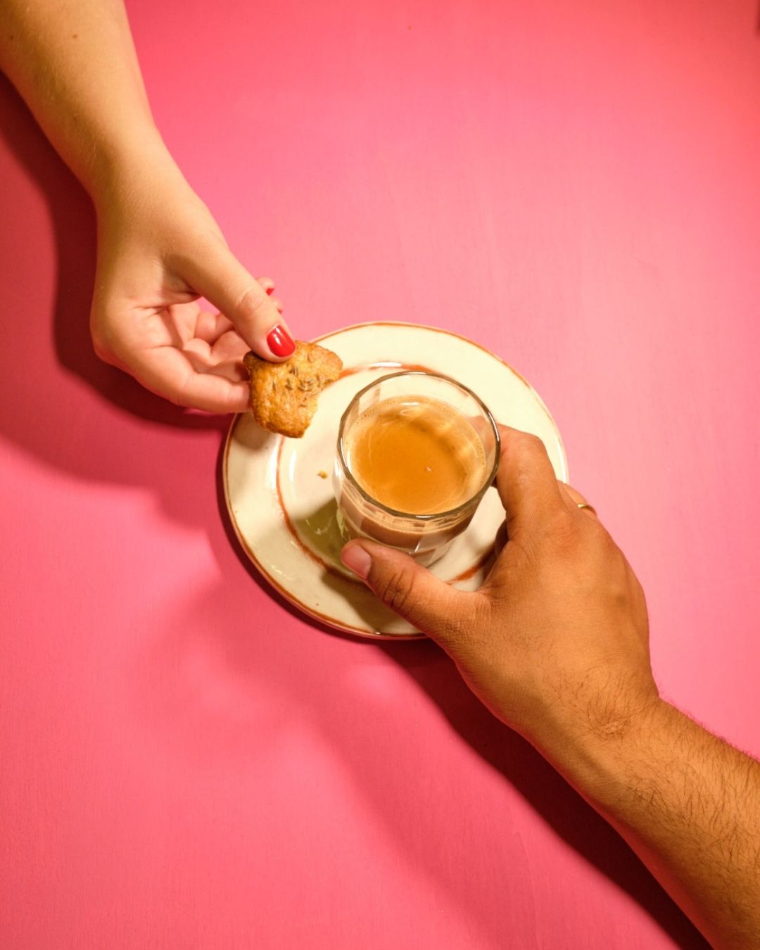 Indischer Chai im Glas – geteilter Moment mit Tee und Keks aus dem Karma Food Kochbuch – ayurvedisch, gemütlich, verbindend