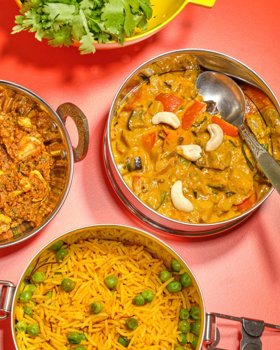 Veganes Korma-Curry mit Gemüse und Cashews, serviert mit gelbem Erbsenreis – cremiges Wohlfühlgericht aus dem Karma Food Kochbuch