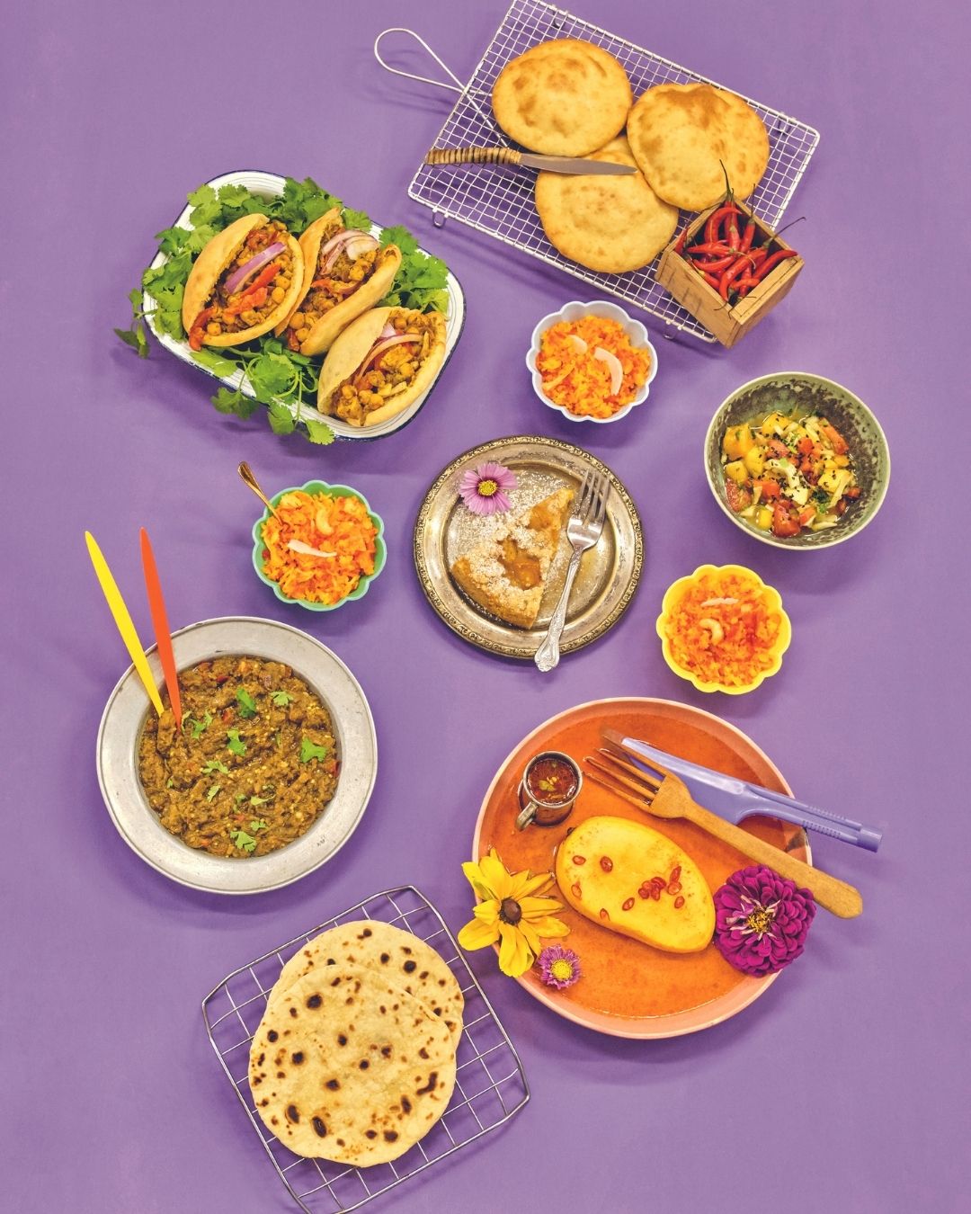 Bunte Rezeptvielfalt aus dem Karma Food Kochbuch mit Chana Masala, Chapati, Mango, Pickles und indischen Beilagen – ayurvedisch und vegan