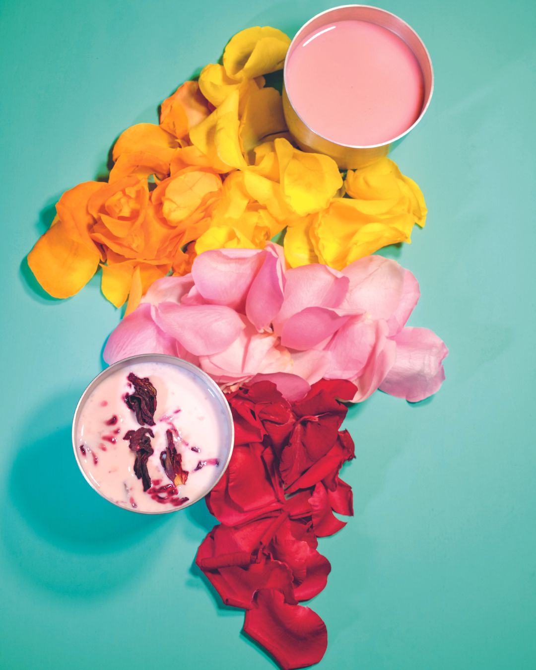 Rosen-Lassi mit frischen Blütenblättern – ayurvedisches Getränk aus dem Karma Food Kochbuch, kühlend, herzöffnend und aromatisch