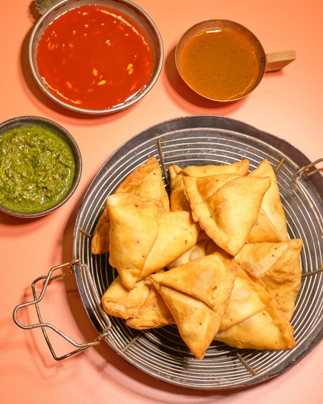 Knusprige Samosas mit grünem Chutney, Tamarindensauce und scharfem Dip – indischer Snackklassiker aus dem Karma Food Kochbuch, Kapitel Indian Tapas