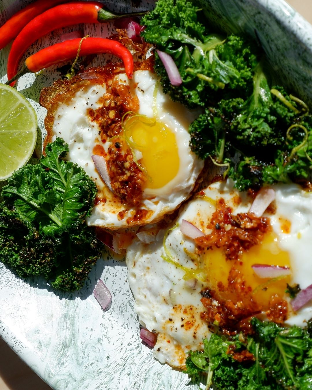 Spiegelei mit Kashmiri Chili Crisp, frischem Grünkohl und Chili – würziges, veganes Topping mit knuspriger Schärfe