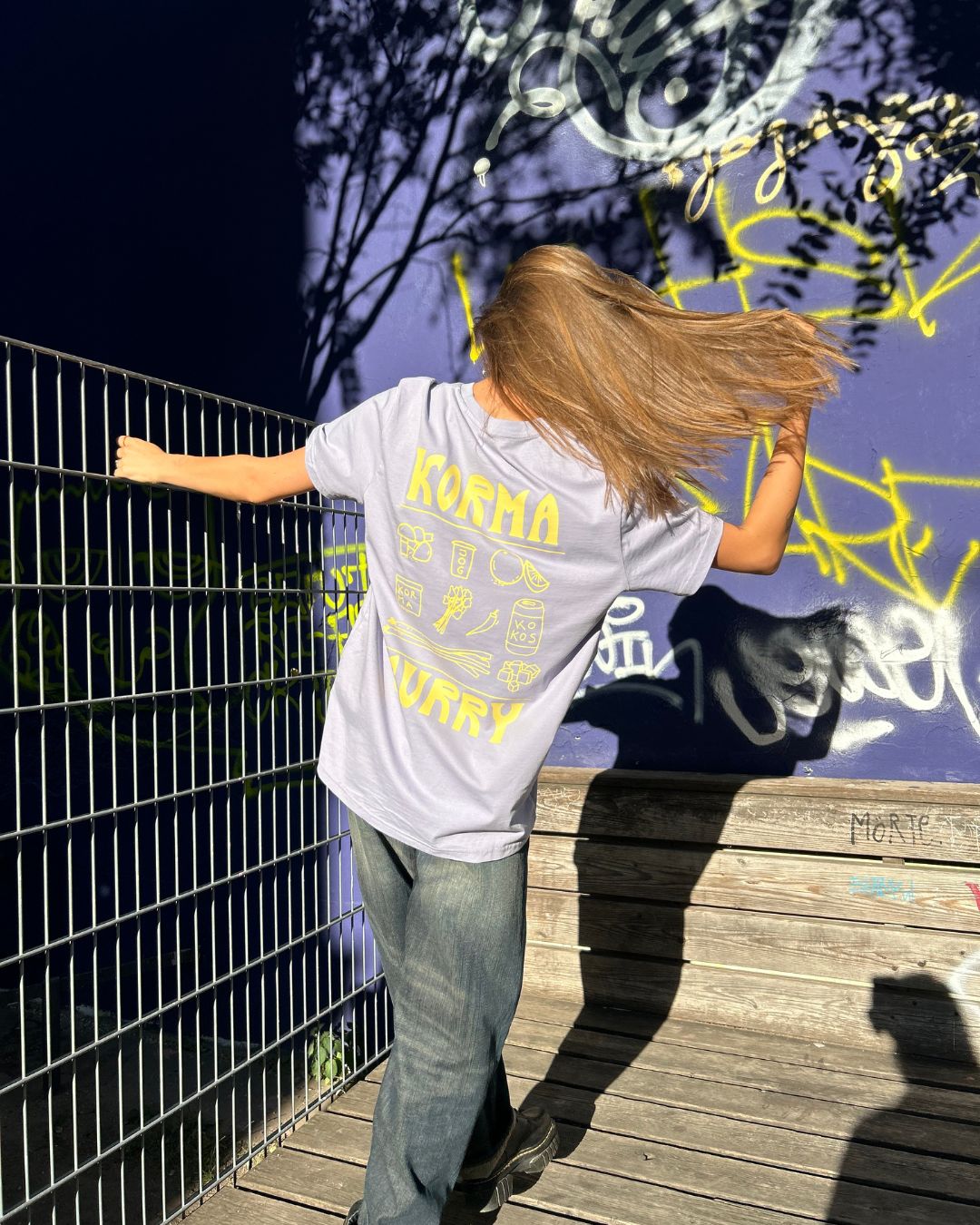 Lila Karma Food T-Shirt mit Korma Curry Print – stylische Streetwear mit Curry Love Message