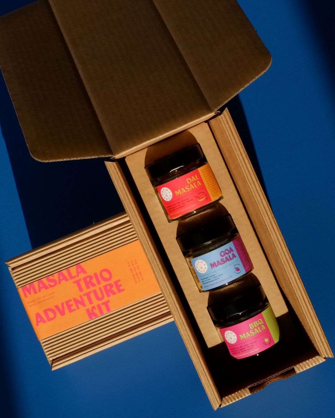Offene Box des Karma Food Masala Trio Adventure Kits mit drei Gewürzmischungen: Dal Masala, Goa Masala und BBQ Masala