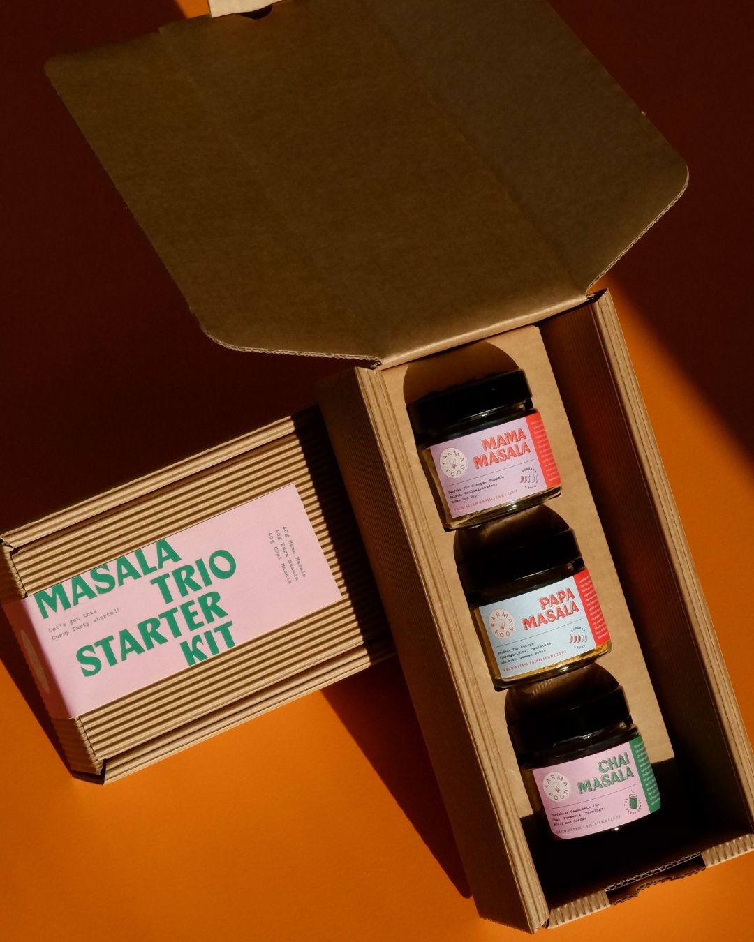 Offene Box des Karma Food Masala Trio Starter Kits mit Mama Masala, Papa Masala und Chai Masala
