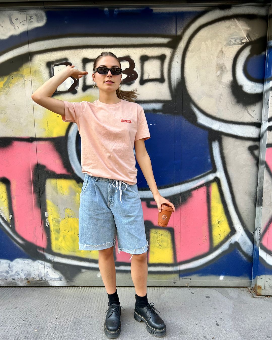 Karma Food T-Shirt in Pfirsich mit Weducer Coffee to Go Becher – urbaner Look mit Message