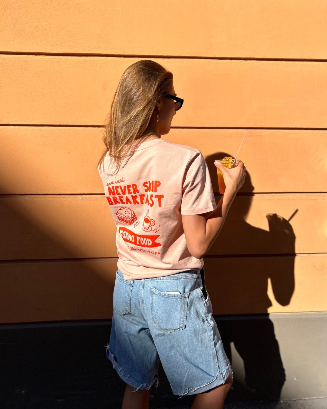 Pfirsichfarbenes Karma Food T-Shirt mit „Never Skip Breakfast“-Print – Karma Food Statement für den Alltag