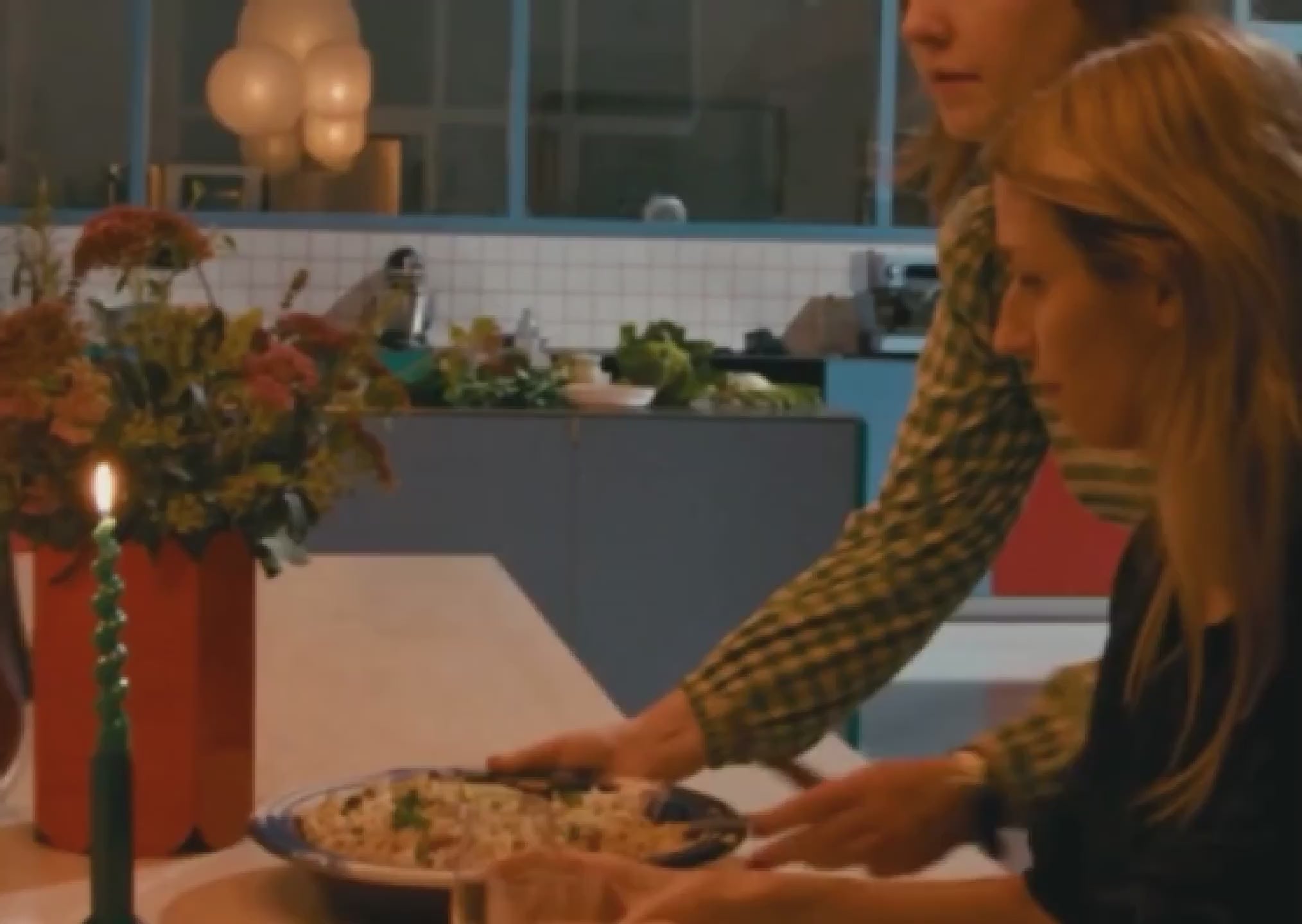 Gutes Essen bringt die Leute zusammen, Freunde auf großem Tisch beim Essen Video Copyrights aandrs.at