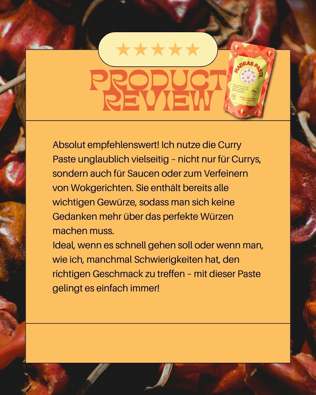 Kundenbewertung zur vielseitigen Verwendung der Madras Curry Paste von Karma Food auf Hintergrund mit Chilis