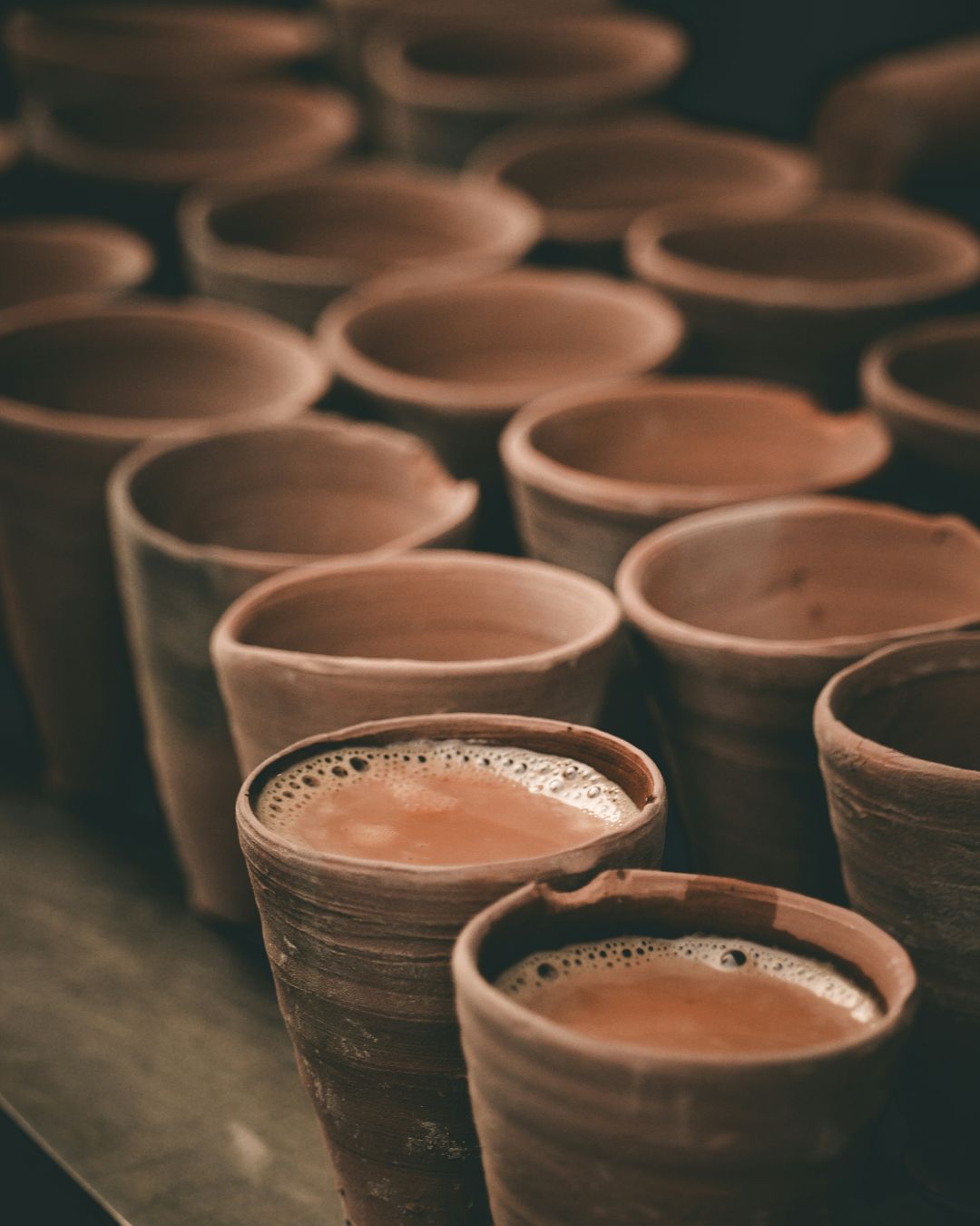 Traditionell servierter indischer Chai in Tontassen – authentisches Chai-Erlebnis