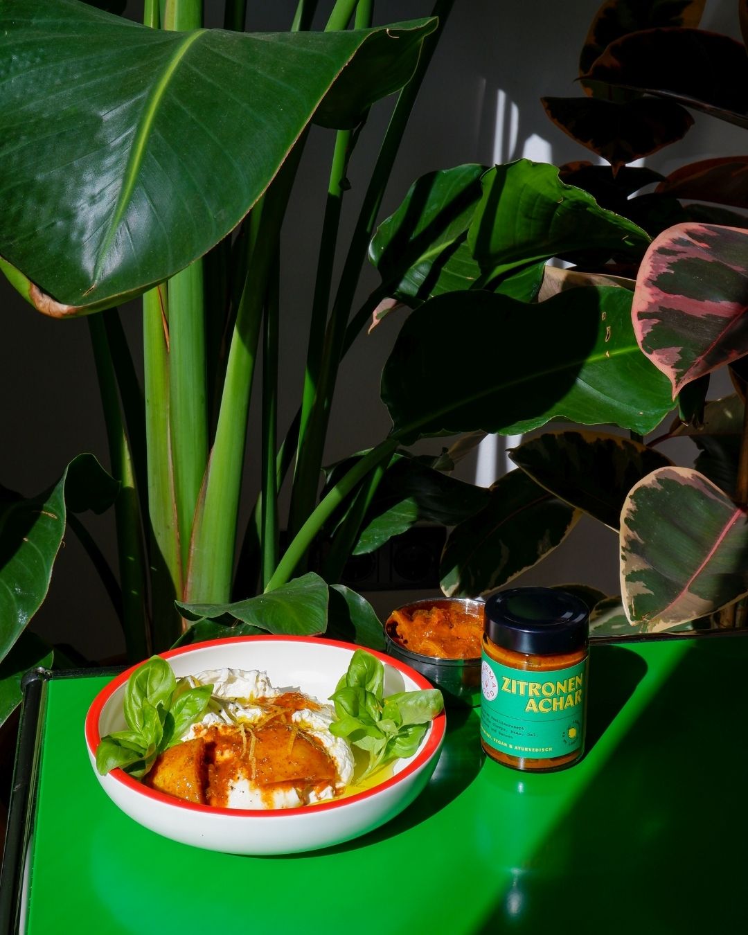 Zitronen Achar serviert mit cremigem Dip und frischem Basilikum – fermentierte Zitronen, vegan, glutenfrei und zuckerfrei