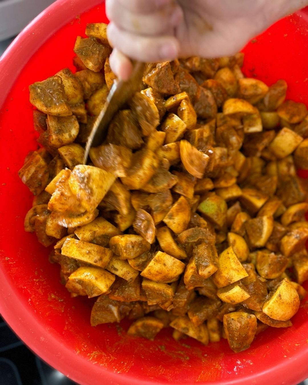 Frische Zitronenstücke werden mit Gewürzen für Zitronen Achar vermengt – Herstellung eines fermentierten, veganen Pickles